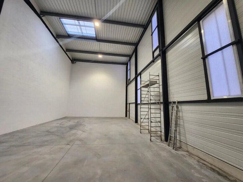 Light Industrial in Pontoise to rent - Interior Photo - Image 2 of 9