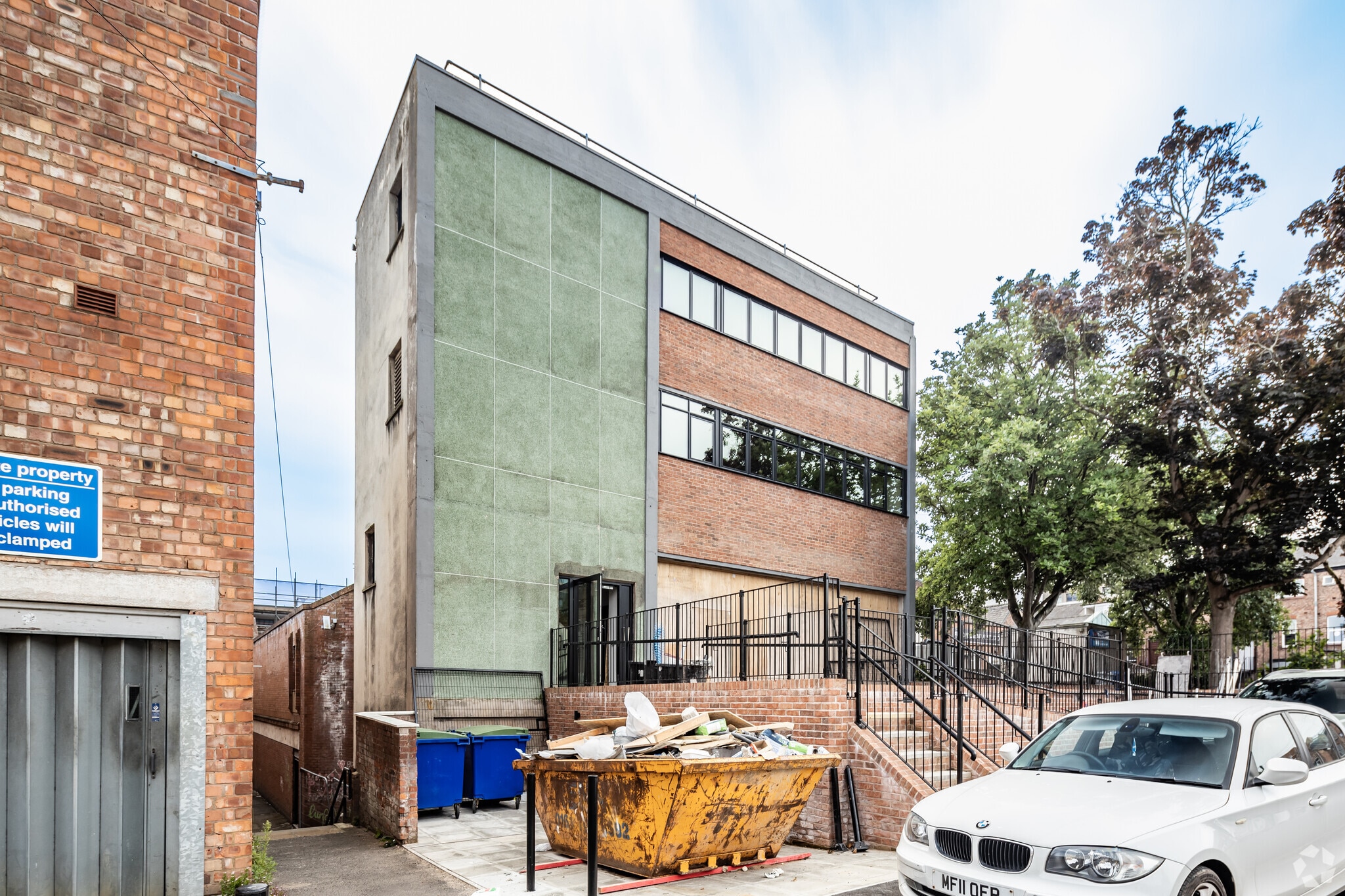 23 Central Way, Altrincham to rent Building Photo- Image 1 of 3