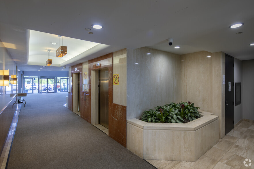 690 Dorval Dr, Oakville, ON for rent - Lobby - Image 2 of 4