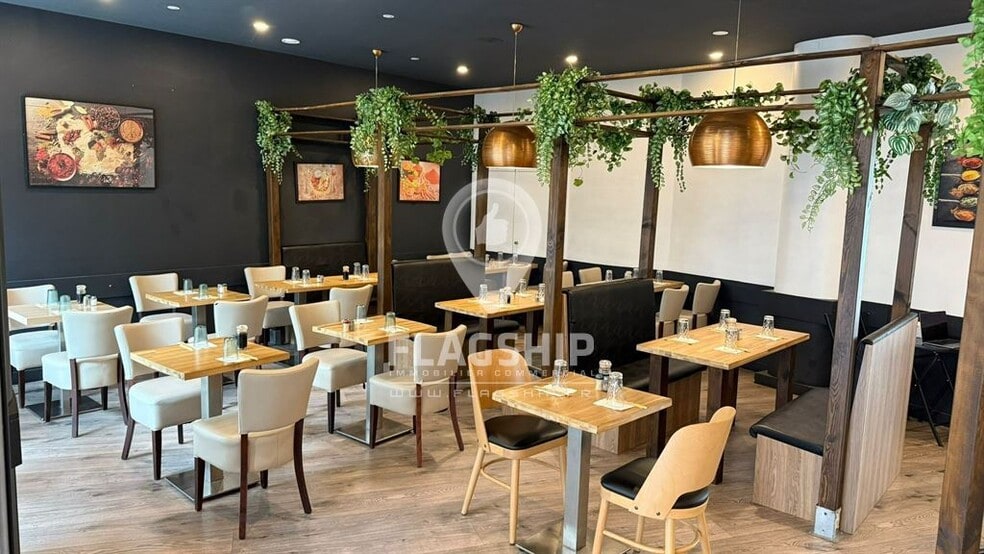 Retail in Nanterre to rent - Interior Photo - Image 2 of 9