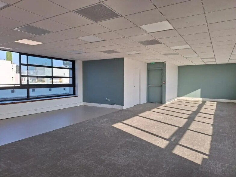 Office in Levallois-Perret to rent - Building Photo - Image 3 of 16