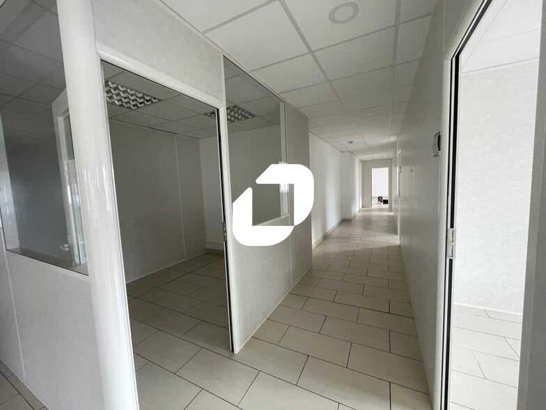 Office in Décines-Charpieu to rent - Interior Photo - Image 2 of 14