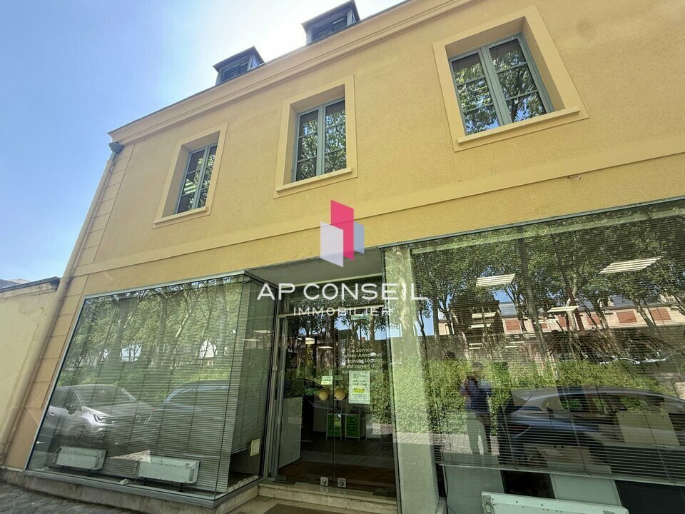 Retail in Versailles to rent Building Photo- Image 1 of 8