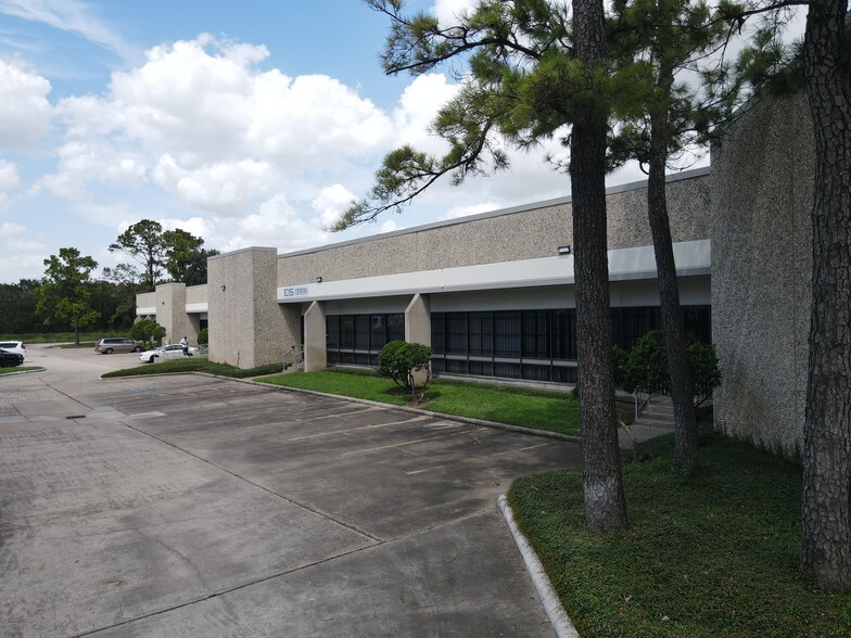 7127-7157 North Loop E, Houston, TX for rent - Building Photo - Image 1 of 4