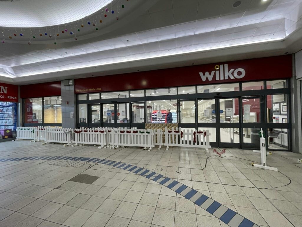 Heathway, Dagenham to rent Building Photo- Image 1 of 13