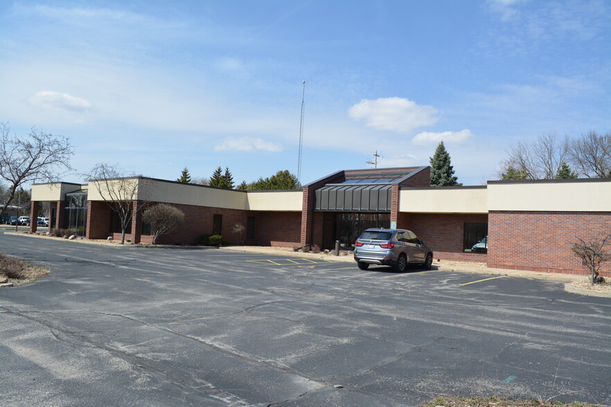 806 Valley Rd, Menasha, WI for rent - Building Photo - Image 2 of 9