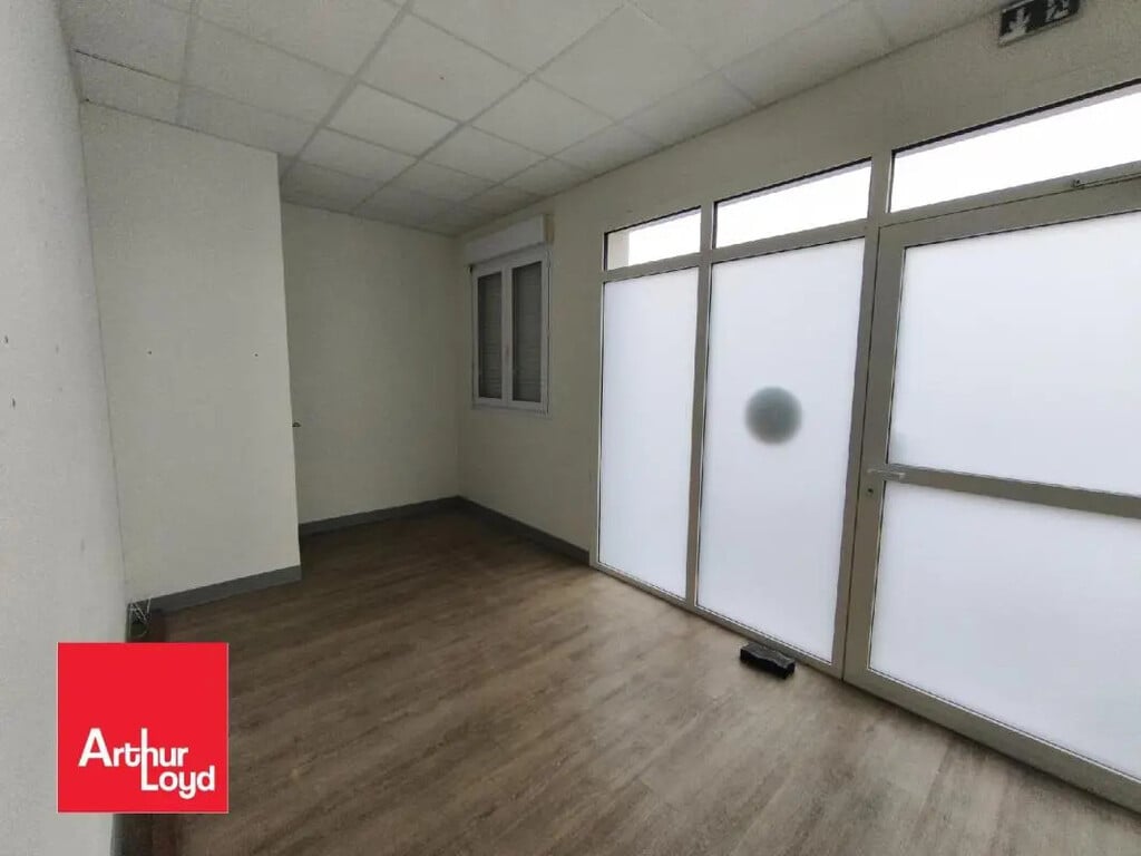 Location Commerce 100 m² - Photo 1