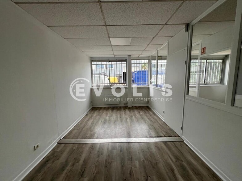 Light Industrial in Chassieu to rent - Interior Photo - Image 2 of 6