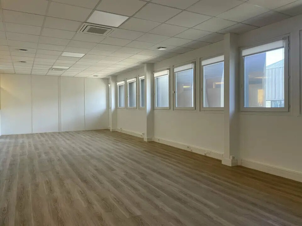 Location Bureaux 60 m² - Photo 1