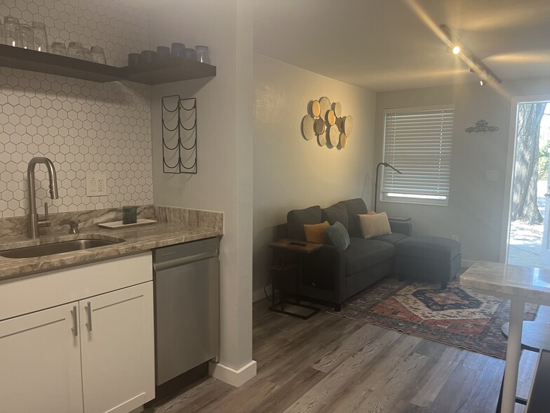 10 Units - Pinellas portfolio of 2 properties for sale on LoopNet.co.uk - Building Photo - Image 3 of 5