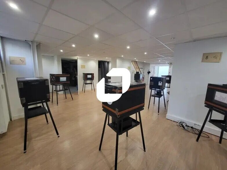 Light Industrial in Montrouge to rent - Interior Photo - Image 2 of 10