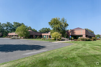 310-330 W Newberry Rd, Bloomfield, CT for rent Primary Photo- Image 1 of 12