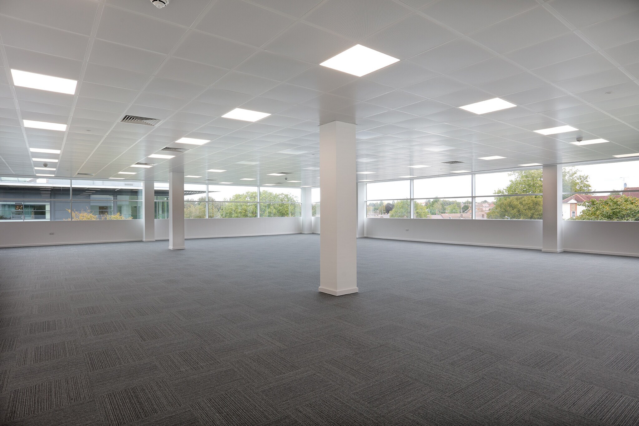 Concorde Rd, Maidenhead to rent Building Photo- Image 1 of 6