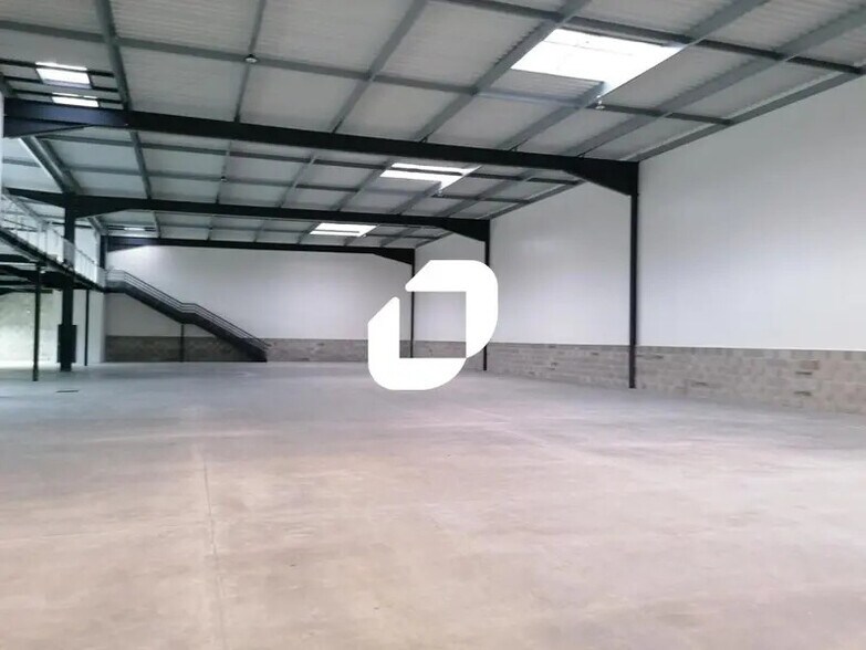Light Industrial in Saint-Laurent-de-Mure to rent - Interior Photo - Image 3 of 9