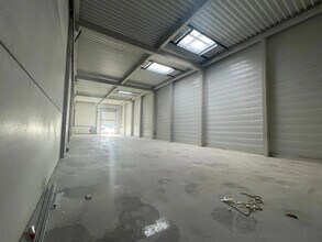 Light Industrial in Frépillon to rent Interior Photo- Image 2 of 10