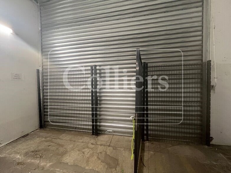 Light Industrial in Marseille to rent - Interior Photo - Image 2 of 5