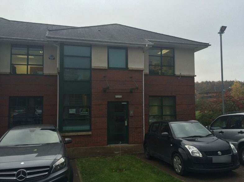 Salmon Fields, Oldham to rent - Building Photo - Image 3 of 5
