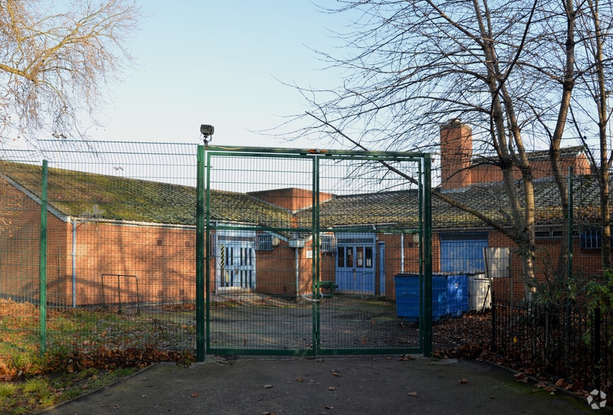 The Mayphil industrial Area portfolio of 5 properties for sale on LoopNet.co.uk - Primary Photo - Image 2 of 4