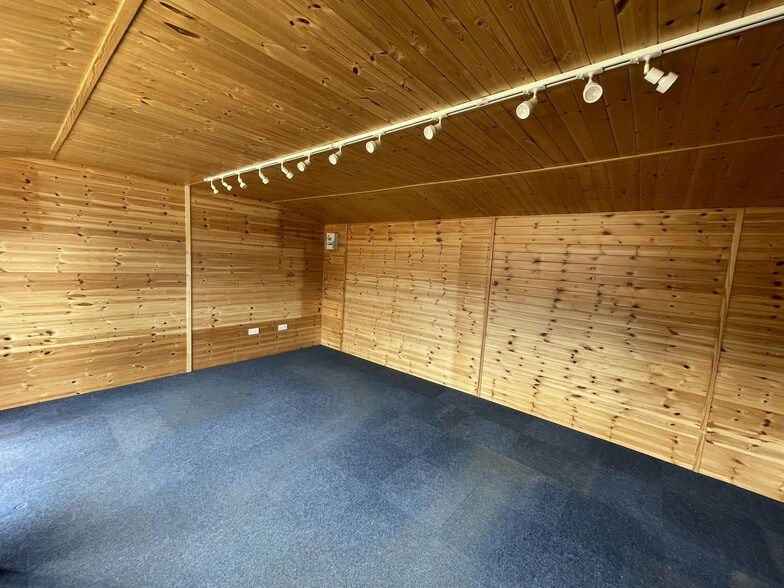 Front Sales Unit Blackbrooks Sedlescombe, Battle to rent - Interior Photo - Image 3 of 3