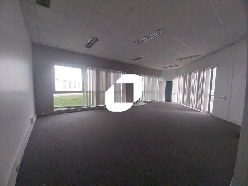 Office in Les Essarts-le-Roi to rent Building Photo- Image 1 of 10