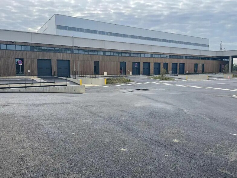 Light Industrial in Tremblay-en-France to rent - Building Photo - Image 1 of 5