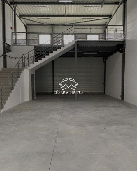 Industrial in Rillieux-la-Pape for sale - Interior Photo - Image 3 of 4