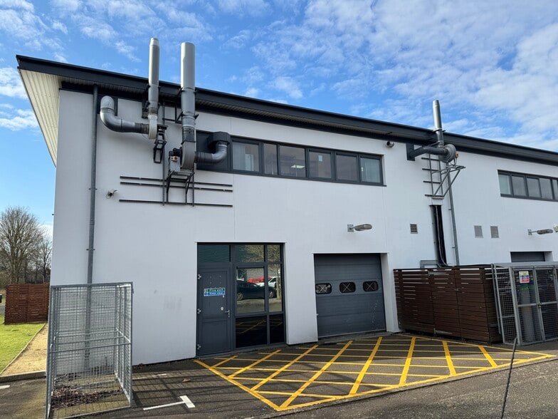 127 Olympic Ave, Milton to rent - Building Photo - Image 2 of 2