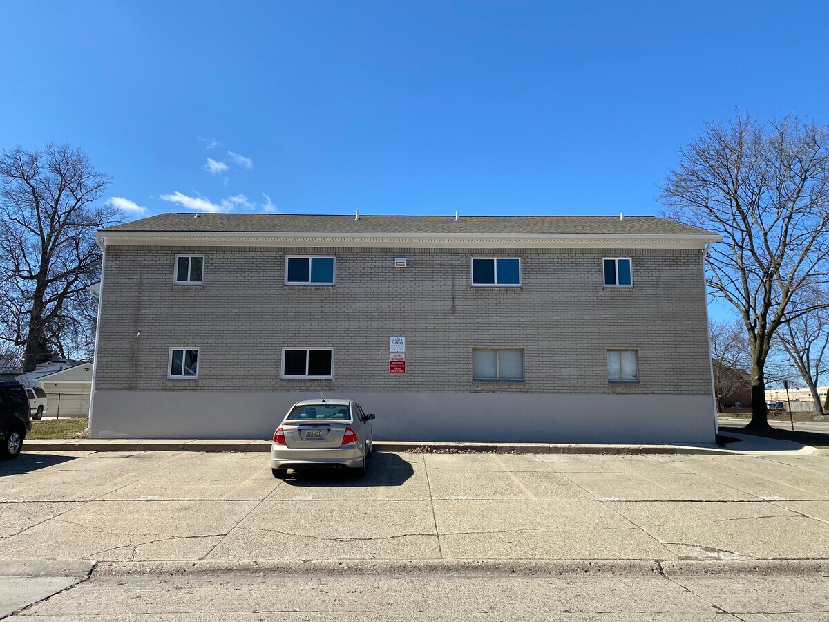 16701770 E Woodward Heights Blvd, Hazel Park 48030 Coventry Square