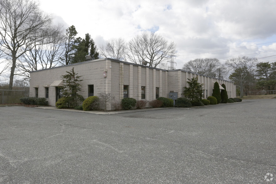 900 Portion Rd, Lake Ronkonkoma, NY for rent - Building Photo - Image 3 of 77