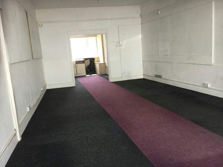 32 High St, Seaford to rent - Building Photo - Image 3 of 4