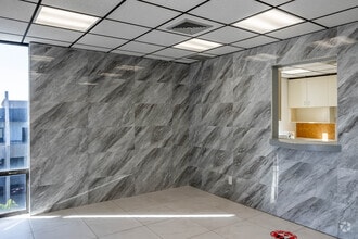 2161 E Commercial Blvd, Fort Lauderdale, FL to rent Interior Photo- Image 2 of 6