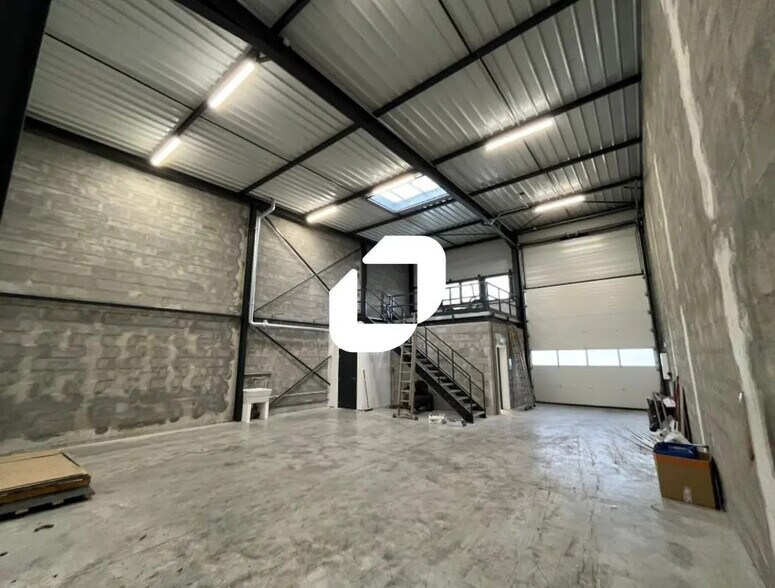 Office in Genas to rent - Interior Photo - Image 1 of 12