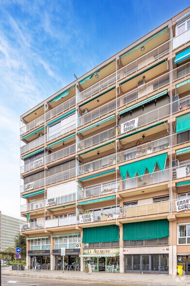 Retail in L'Hospitalet de Llobregat, Barcelona to rent - Building Photo - Image 3 of 3