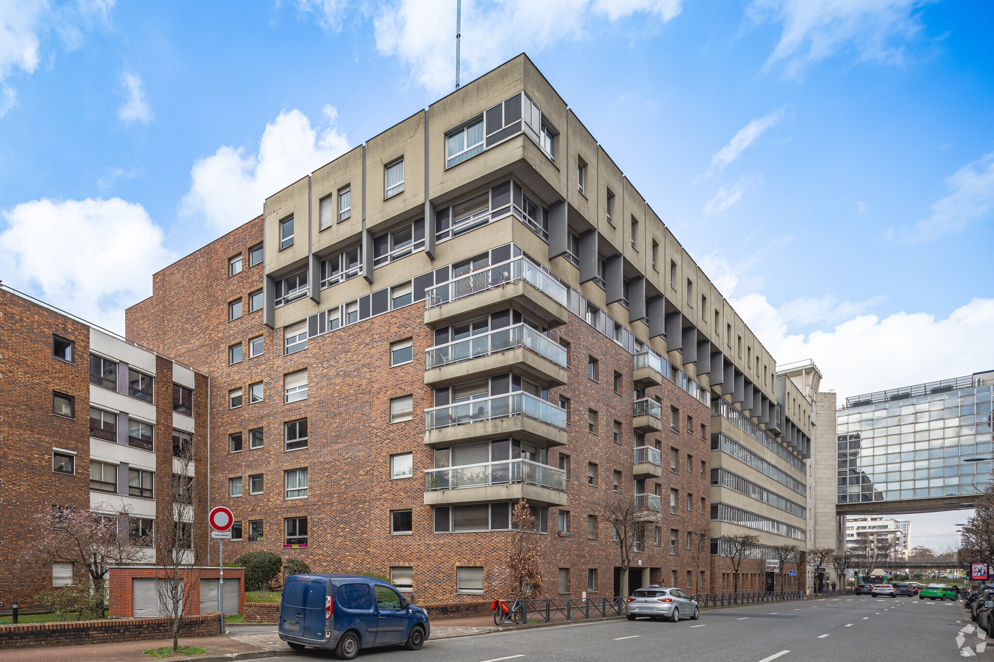 2 Rue Du Docteur Lombard, Issy-les-Moulineaux to rent Primary Photo- Image 1 of 8