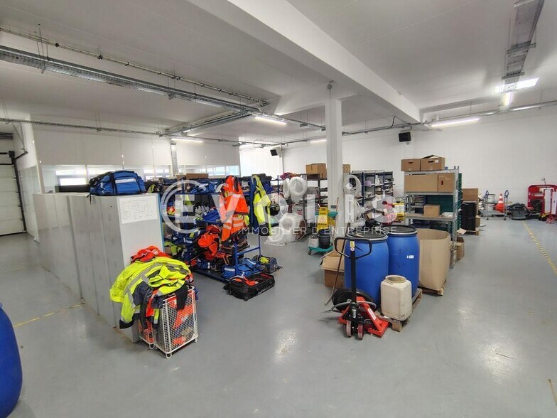 Light Industrial in Fontenay Sous Bois to rent - Interior Photo - Image 3 of 9