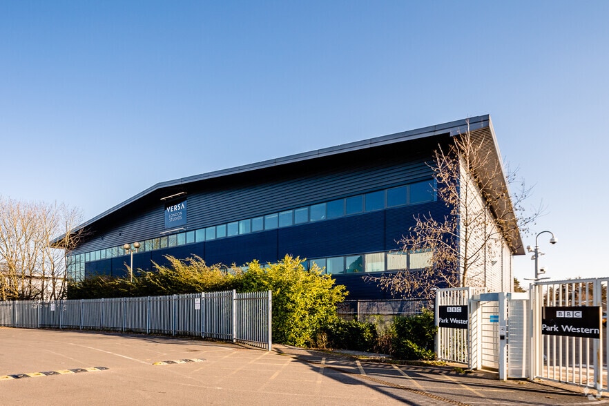 Kendal Av, London to rent - Building Photo - Image 2 of 5