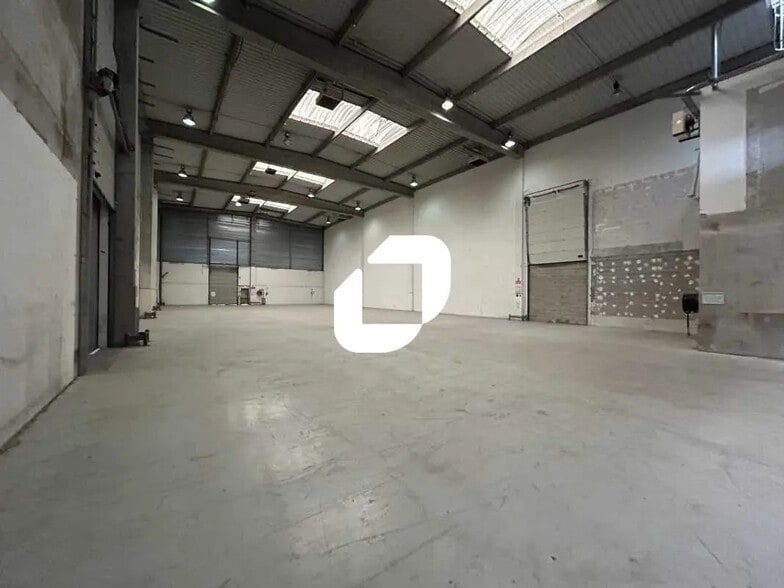 Light Industrial in Saint-Ouen-sur-Seine to rent - Interior Photo - Image 2 of 21
