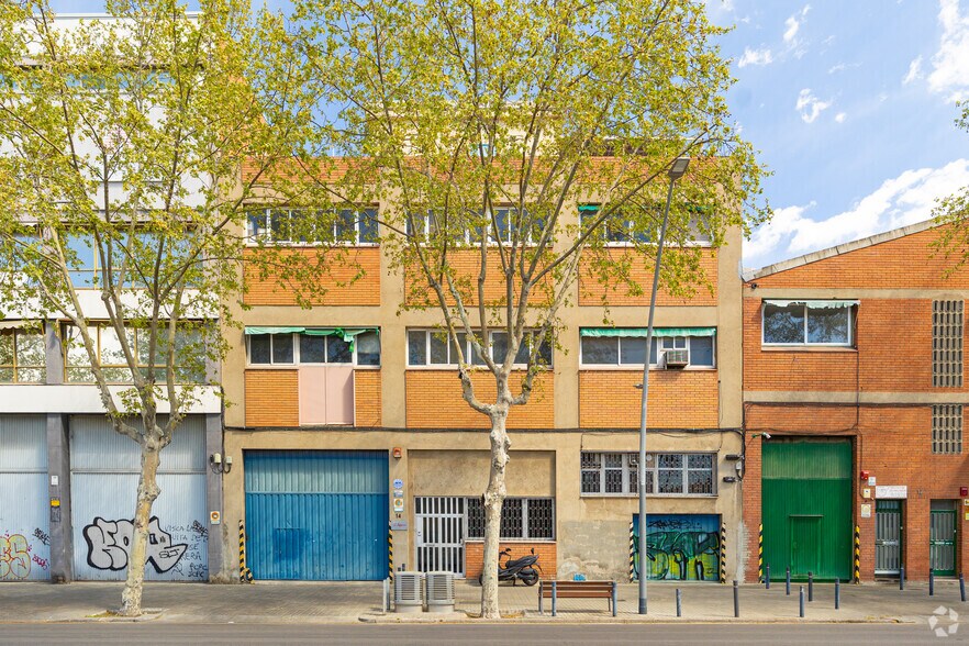 Industrial in Barcelona, Barcelona to rent - Primary Photo - Image 1 of 2