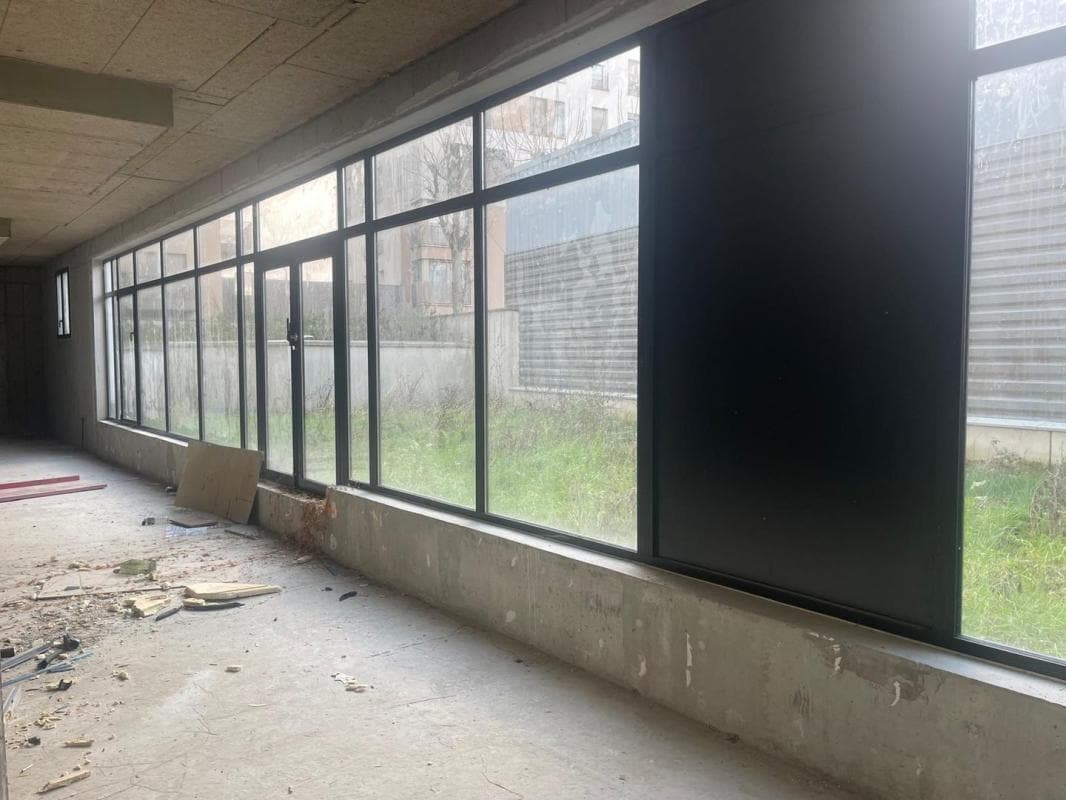Retail in Romainville to rent Interior Photo- Image 1 of 7