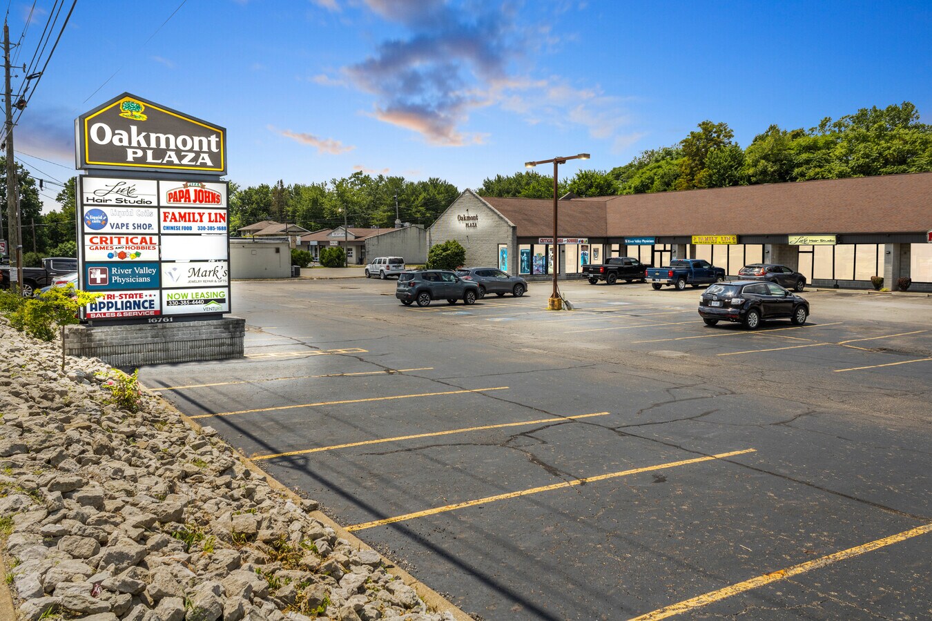 16761 Saint Clair Ave, East Liverpool 43920 Oakmont Plaza