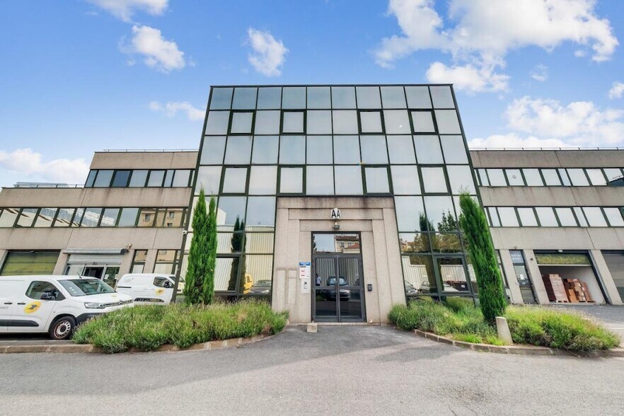 Office in Ivry-sur-Seine to rent - Building Photo - Image 2 of 18