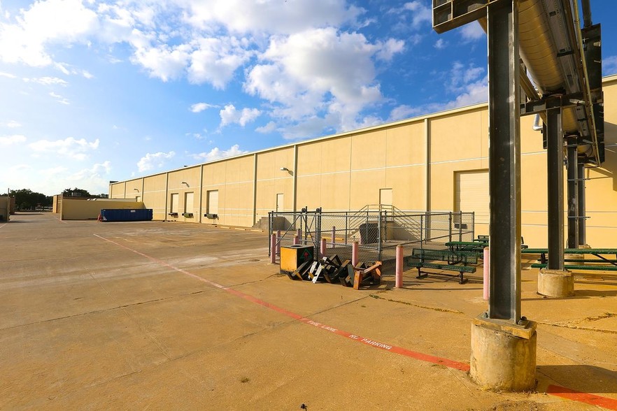 High Tech Manufacturing Complex portfolio of 4 properties for sale on LoopNet.co.uk - Building Photo - Image 3 of 4