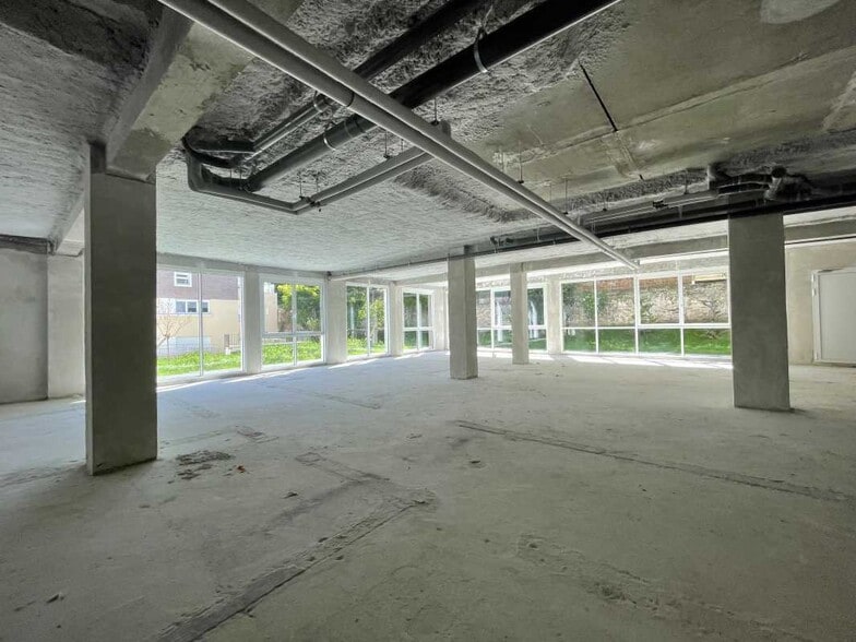 Light Industrial in Ivry-sur-Seine for sale - Interior Photo - Image 2 of 8