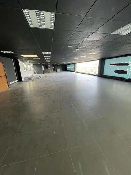 Retail in Nanterre to rent - Building Photo - Image 3 of 16