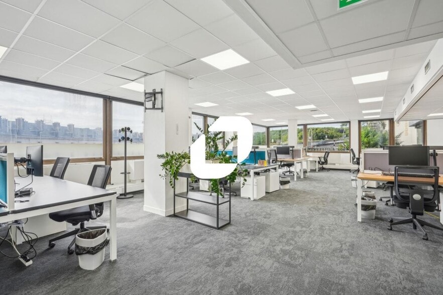 Office in Saint-Cloud to rent - Interior Photo - Image 1 of 9