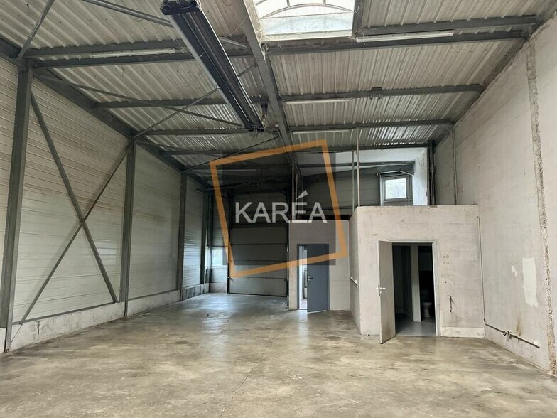 Light Industrial in Chessy to rent - Interior Photo - Image 1 of 5