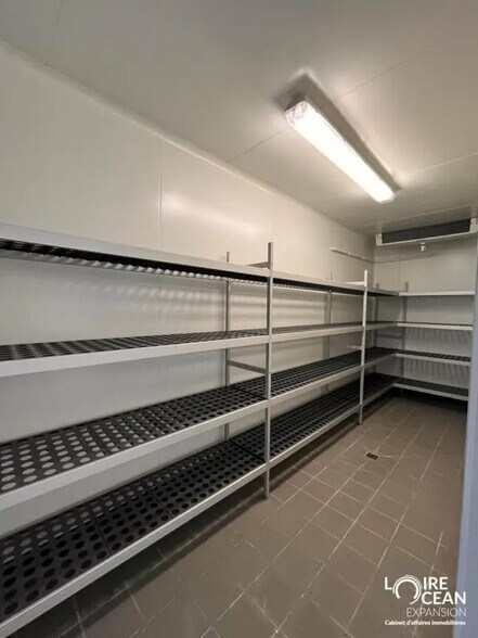 Light Industrial in Nantes to rent - Interior Photo - Image 3 of 13