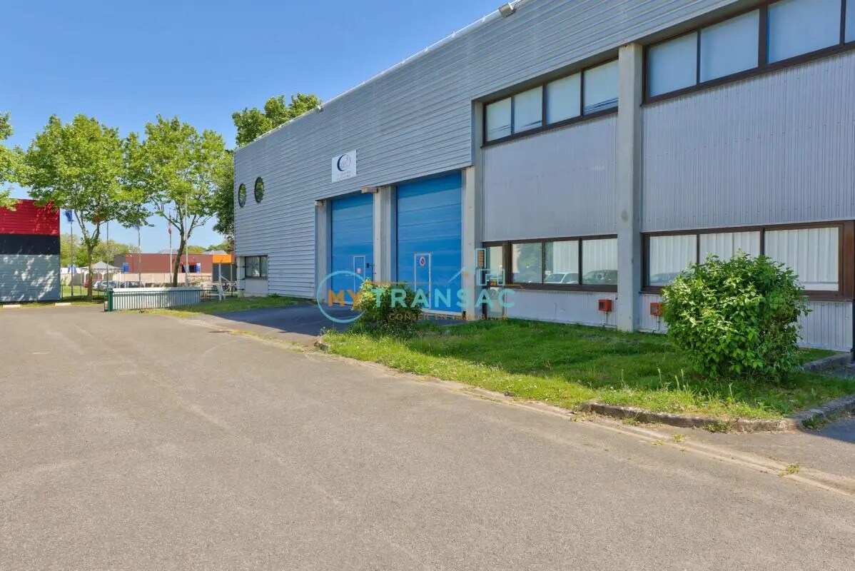 Light Industrial in Collégien to rent Building Photo- Image 1 of 5