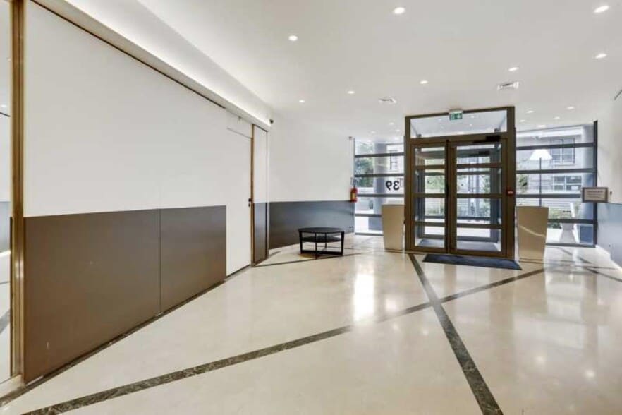 39 Rue Du Gouverneur Général Eboué, Issy-les-Moulineaux for sale - Building Photo - Image 2 of 13