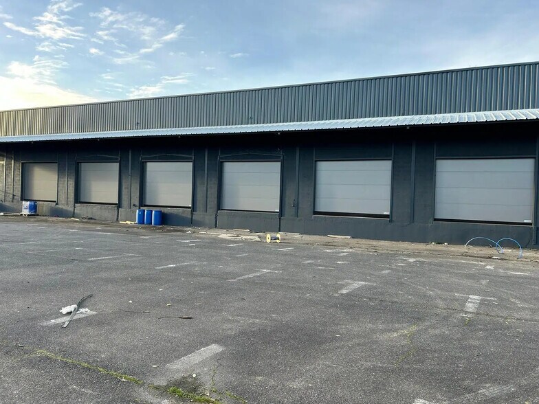 Industrial in Le Mesnil-Amelot to rent - Building Photo - Image 1 of 3
